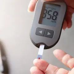Pomiar glukometrem. Wysoki wynik 358 mg/dL. Dowiedz się, jak obniżyć poziom cukru we krwi szybko.