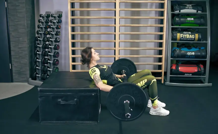 Hip thrust po polsku - Jak poprawnie wypychać biodra ze sztangą?