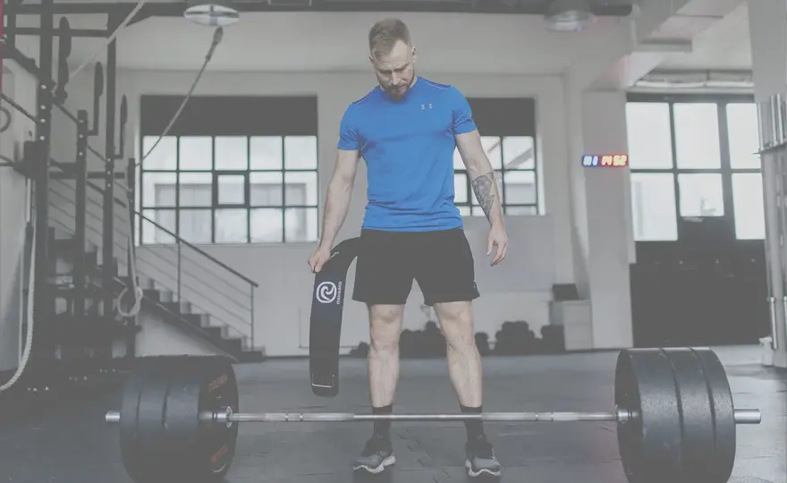 Trening ze sztangą - ćwiczenia, serie i technika bez chaosu