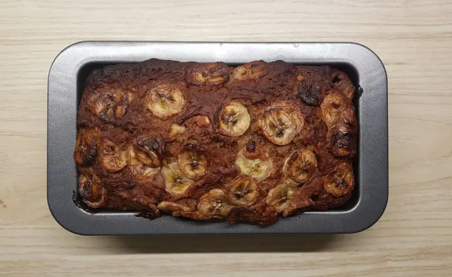 Proteinowy chlebek bananowy - przepis na wilgotny i sycący wypiek