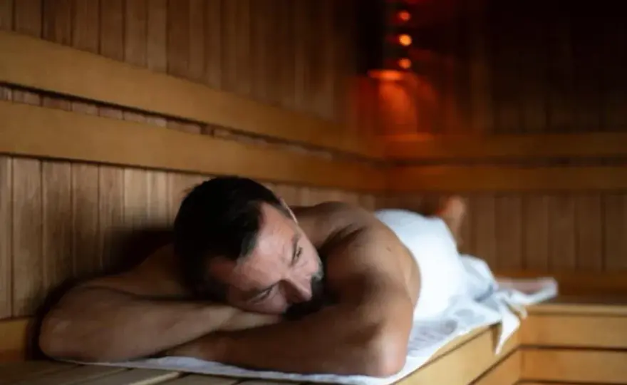 Sauna na zakwasy - Czy faktycznie pomaga i kiedy jej unikać?