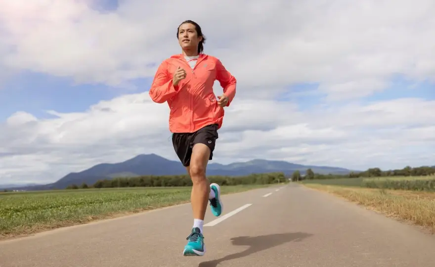 Jak poprawnie biegać, żeby nie przeciążać kolan i łydek