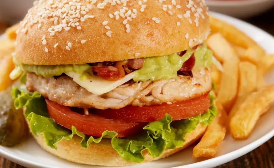 Fit burger z kurczakiem – przepis, który smakuje i syci!