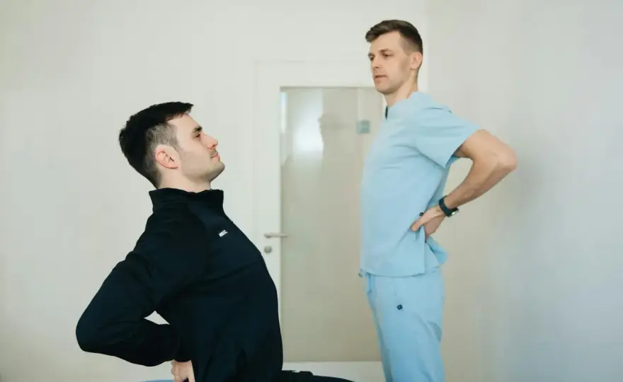 Plecy okrągłe - fizjoterapia: Jak ćwiczyć i czego unikać?