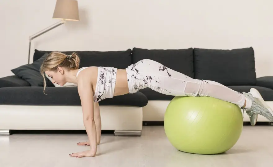 Piłka fitness - jak ćwiczyć skutecznie i bezpiecznie