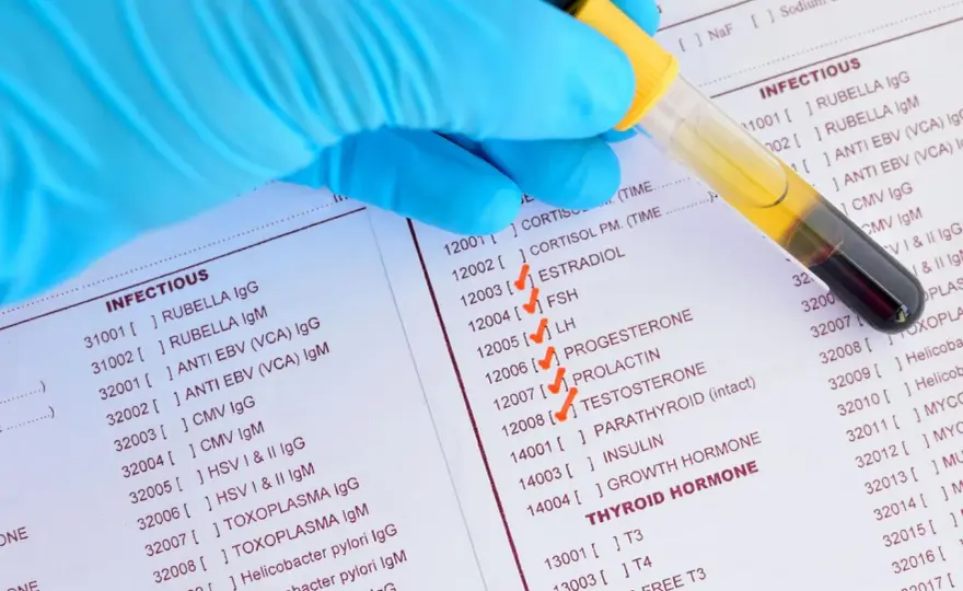 Estradiol u mężczyzn - kiedy jest potrzebny, a kiedy szkodzi?