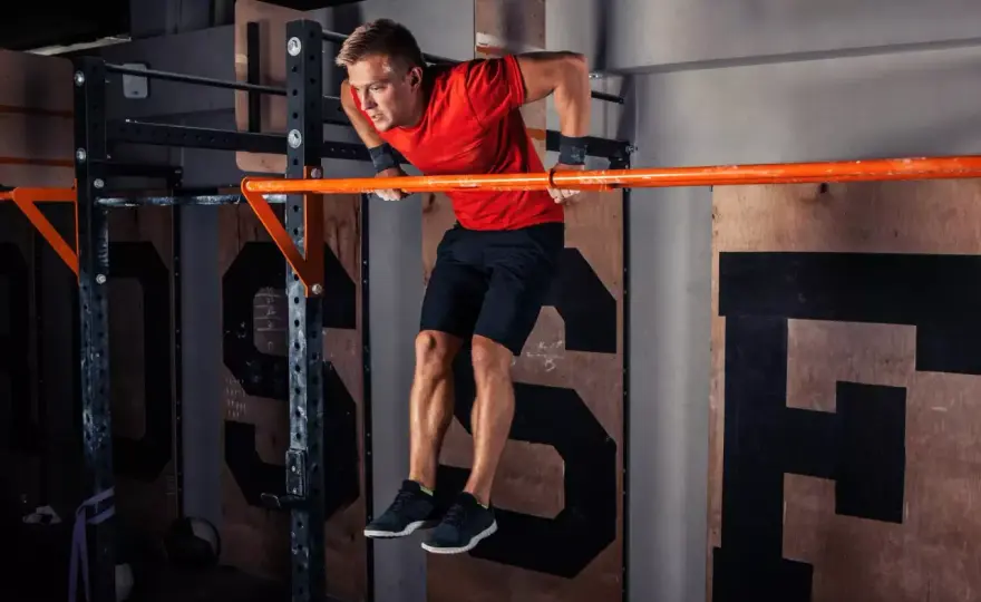 Muscle up krok po kroku - technika, progresja i najczęstsze błędy