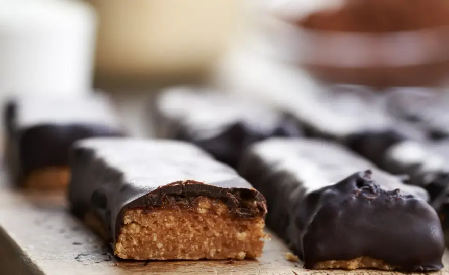 Domowe batony proteinowe bez pieczenia - prosty przepis i triki