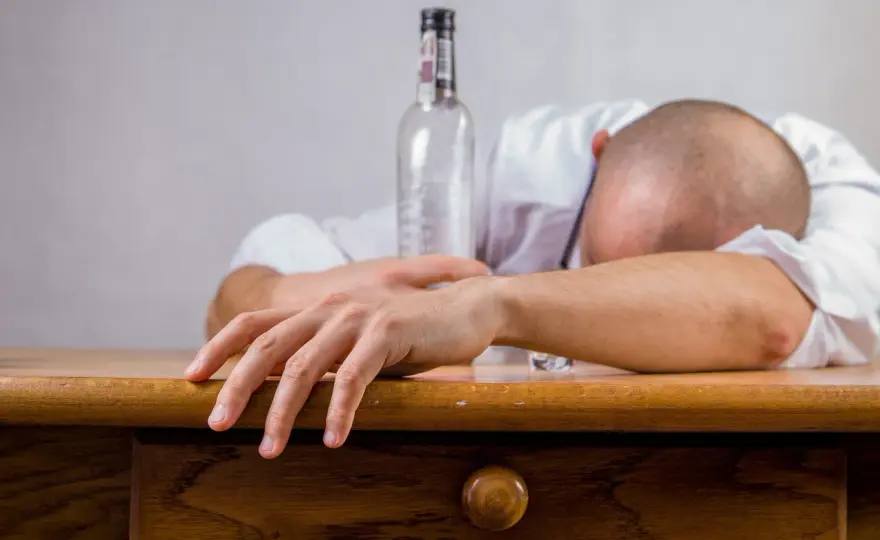 Czy alkohol wypłukuje żelazo? Sprawdź wpływ na ferrytynę