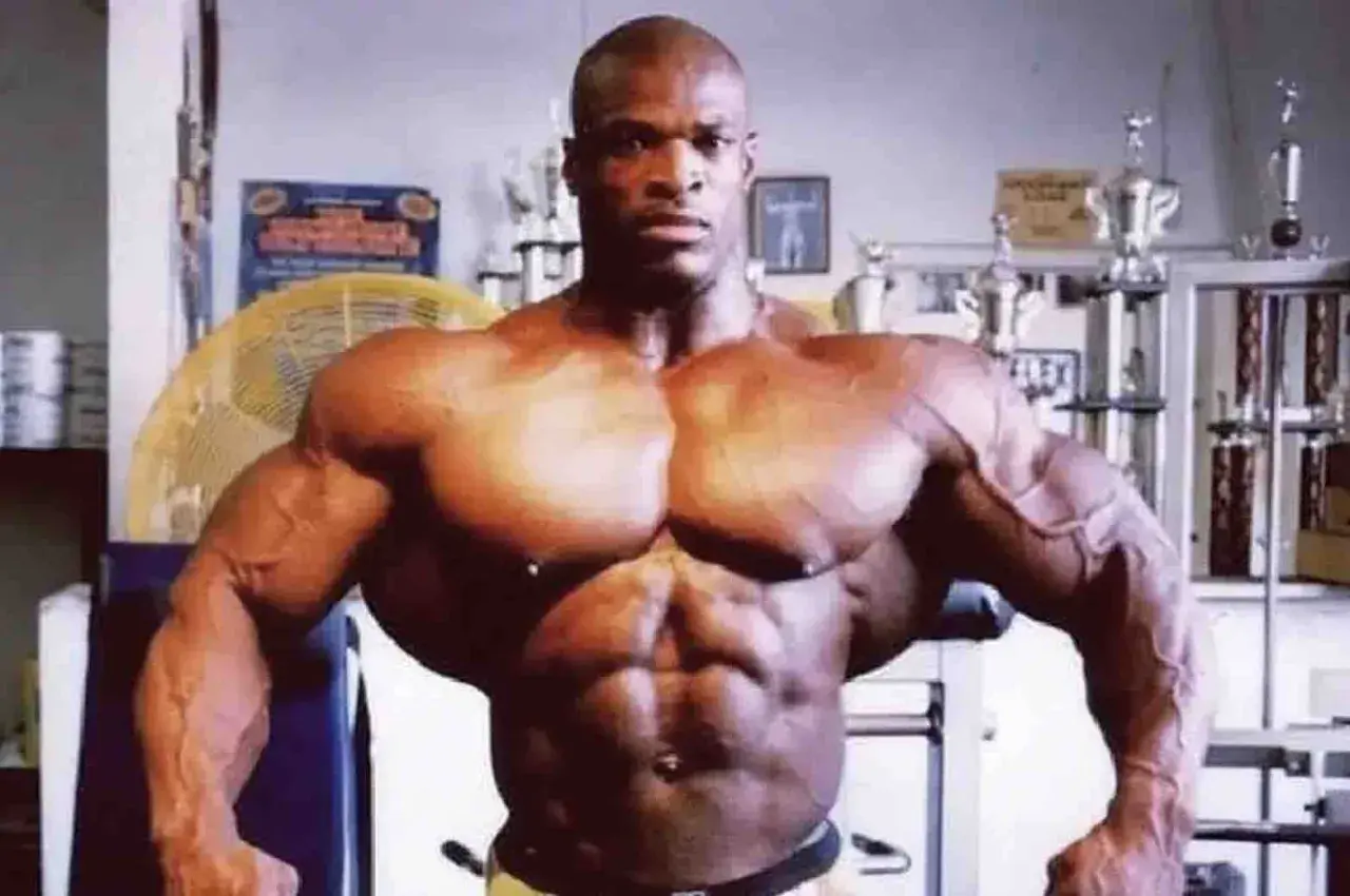 Ronnie Coleman, legenda kulturystyki, mimo choroby, nadal imponuje muskulaturą.