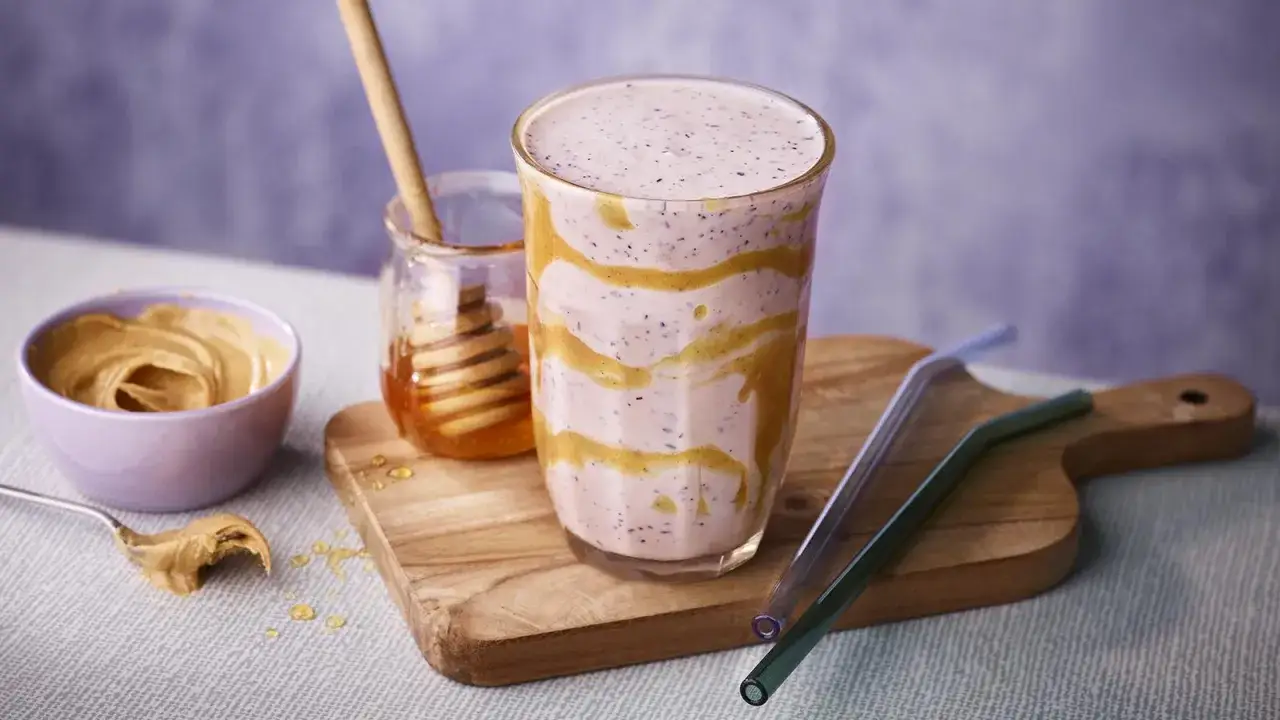 Pyszny shake na redukcję z masłem orzechowym i miodem. Idealny na zdrowe śniadanie lub przekąskę.
