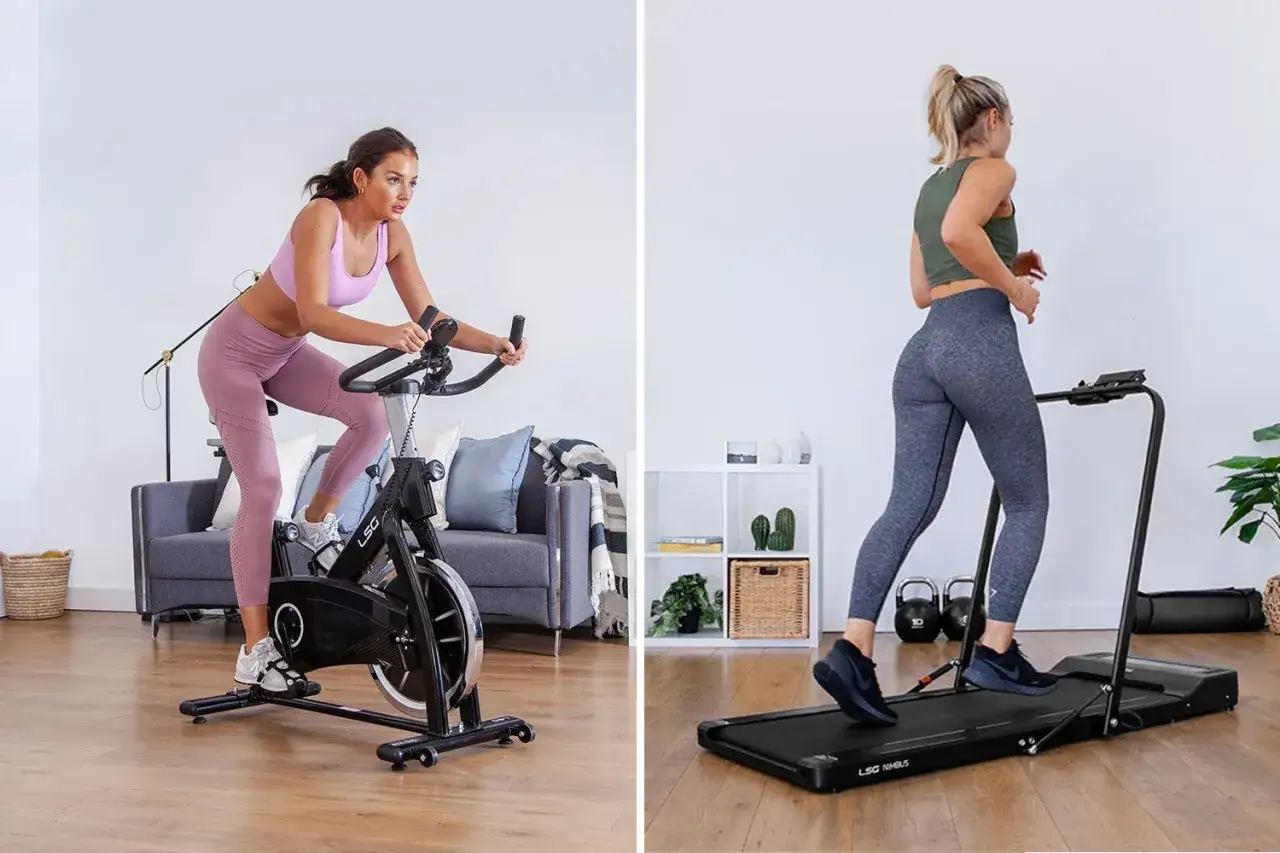 Kobieta ćwiczy na rowerze stacjonarnym, a druga biegnie na bieżni. Wybierz cardio czy kardio dla siebie!