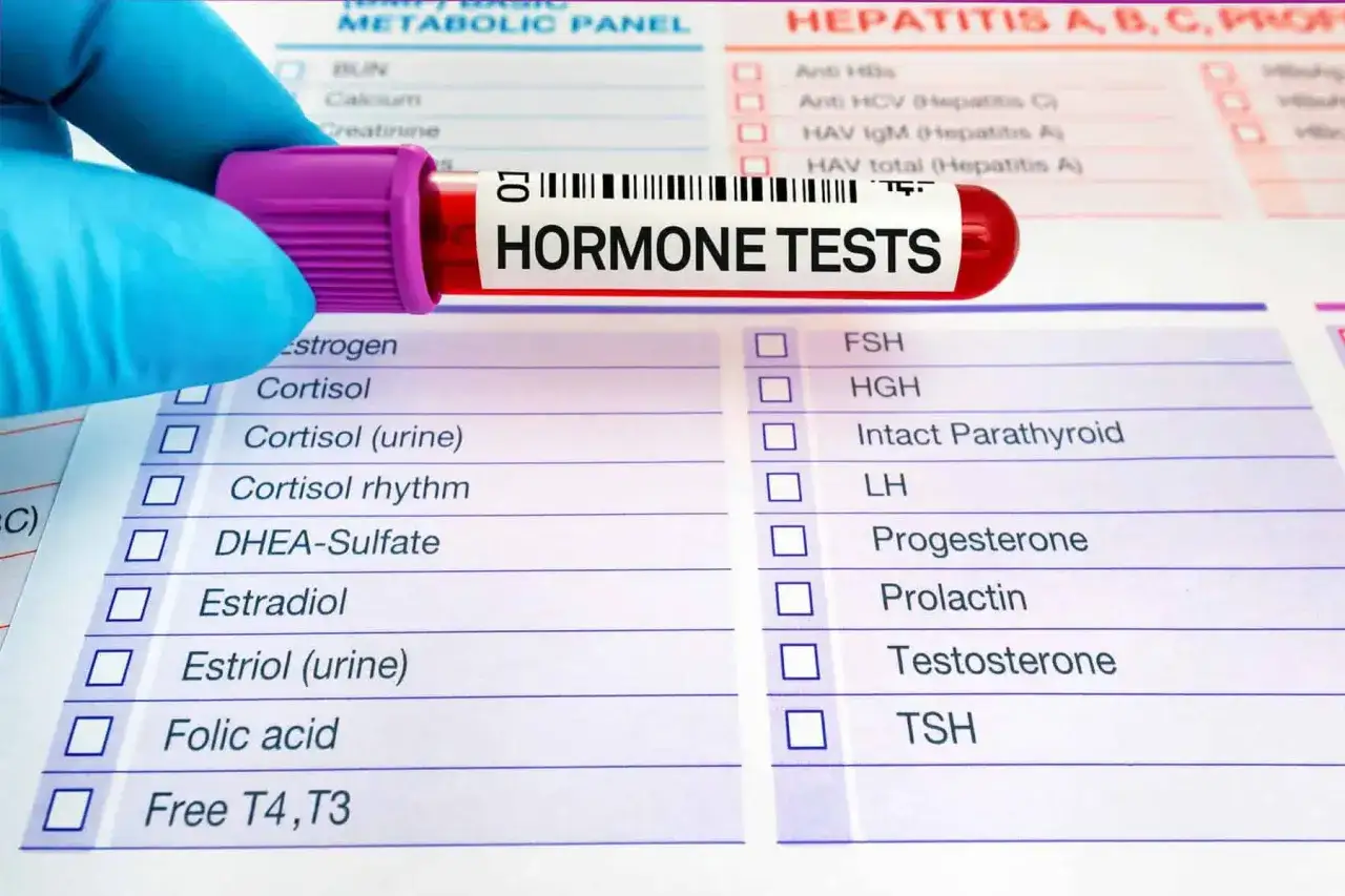 Ręka w rękawiczce trzyma probówkę z krwią do badań hormonalnych. Na liście badań widnieje m.in. estrogen, co może wskazywać na podejrzenie wysokiego poziomu estrogenu.
